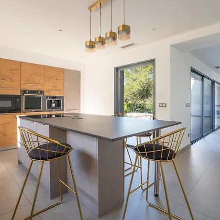 Prestige Yourhosthelper נים